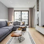 아파트 Shortstaypoland Dzielna Premium P5 *